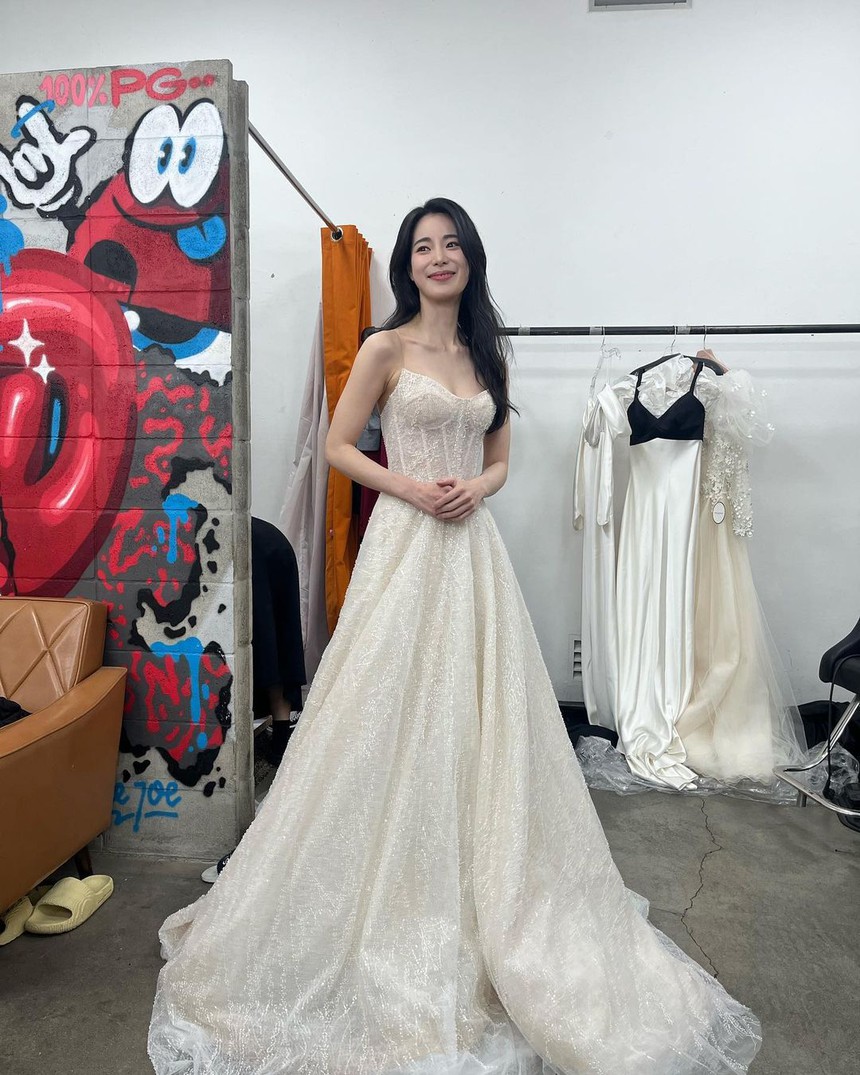 Lim Ji Yeon nhận ngay 100 điểm tinh tế sau màn "xả ảnh" hậu trường chọn váy đi dự Baeksang - Ảnh 1.