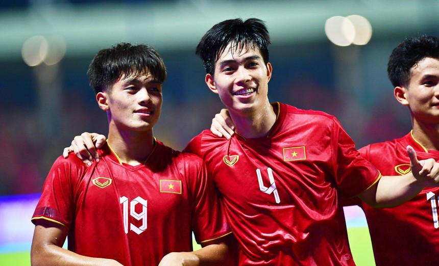 Tin nóng bóng đá sáng 4/5: Messi nhận lương gấp đôi Ronaldo ở Saudi League, báo Đông Nam Á khen U22 Việt Nam đập tan chỉ trích - Ảnh 3.