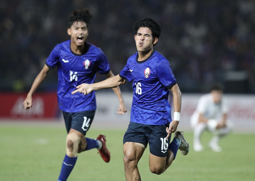 Xót xa khoảnh khắc fan Campuchia thất thần ngồi dưới mưa sau khi đội nhà hòa cay đắng ở SEA Games - Ảnh 2. Xót xa khoảnh khắc fan Campuchia thất thần ngồi dưới mưa sau khi đội nhà hòa cay đắng ở SEA Games - Ảnh 2.