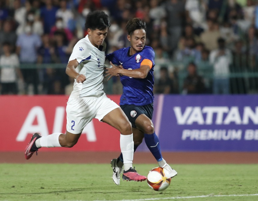 Xót xa khoảnh khắc fan Campuchia thất thần ngồi dưới mưa sau khi đội nhà hòa cay đắng ở SEA Games - Ảnh 3. Xót xa khoảnh khắc fan Campuchia thất thần ngồi dưới mưa sau khi đội nhà hòa cay đắng ở SEA Games - Ảnh 3.