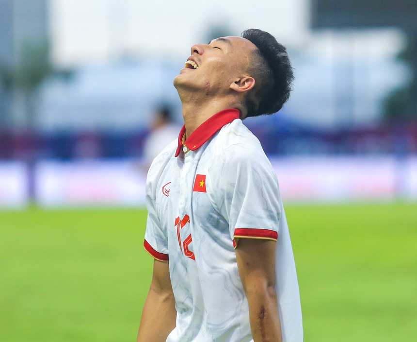 U22 Việt Nam 2 lần xé lưới Singapore, thị uy sức mạnh chỉ trong hiệp 1 ở SEA Games 32 - Ảnh 6.
