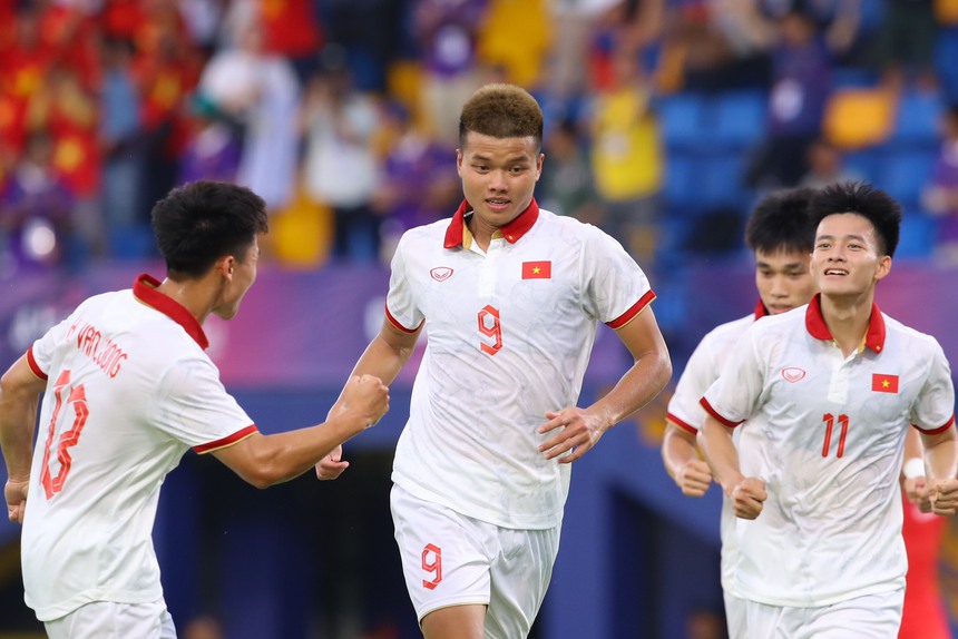 Tiến Long 'đốt lưới' khó tin, U22 Việt Nam vẫn thắng dễ U22 Singapore - Ảnh 4.