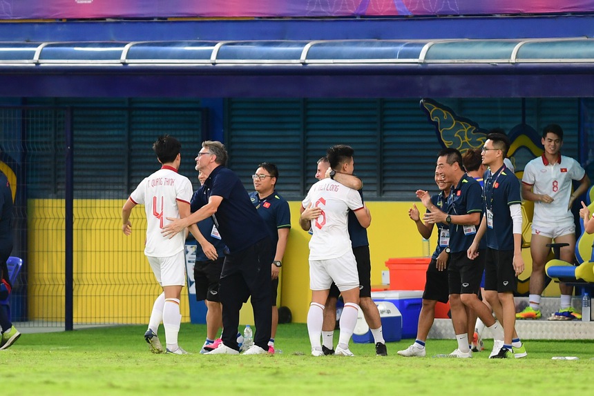 May mắn lại gọi tên, tiền đạo CLB Hà Nội tiếp tục mở ra chiến thắng cho U22 Việt Nam - Ảnh 3. May mắn lại gọi tên, tiền đạo CLB Hà Nội tiếp tục mở ra chiến thắng cho U22 Việt Nam - Ảnh 3.