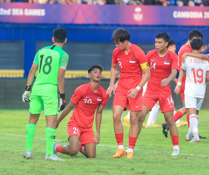 Tuyển thủ U22 Việt Nam bị HLV trưởng 'chỉnh' ngay sau bàn phản lưới nhà - Ảnh 8.