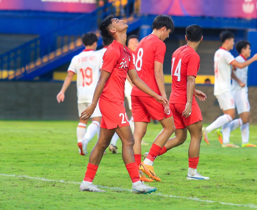 Tuyển thủ U22 Việt Nam bị HLV trưởng 'chỉnh' ngay sau bàn phản lưới nhà - Ảnh 9.