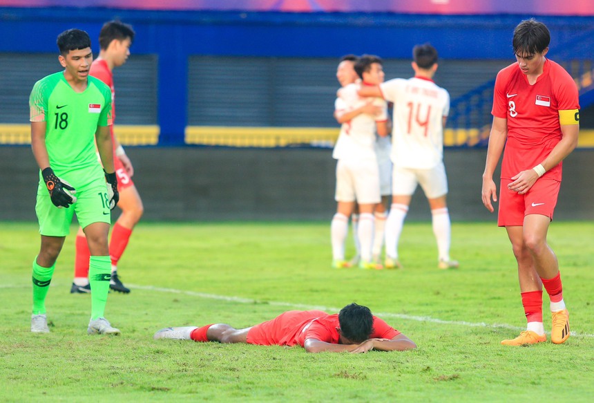 Tuyển thủ U22 Việt Nam bị HLV trưởng 'chỉnh' ngay sau bàn phản lưới nhà - Ảnh 7.