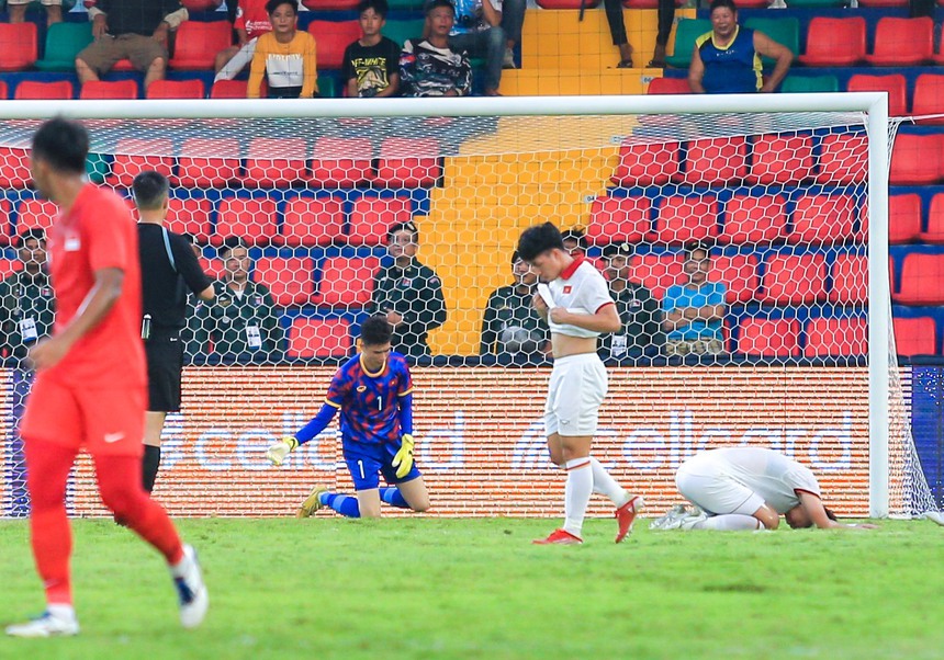 Tuyển thủ U22 Việt Nam bị HLV trưởng 'chỉnh' ngay sau bàn phản lưới nhà - Ảnh 1.