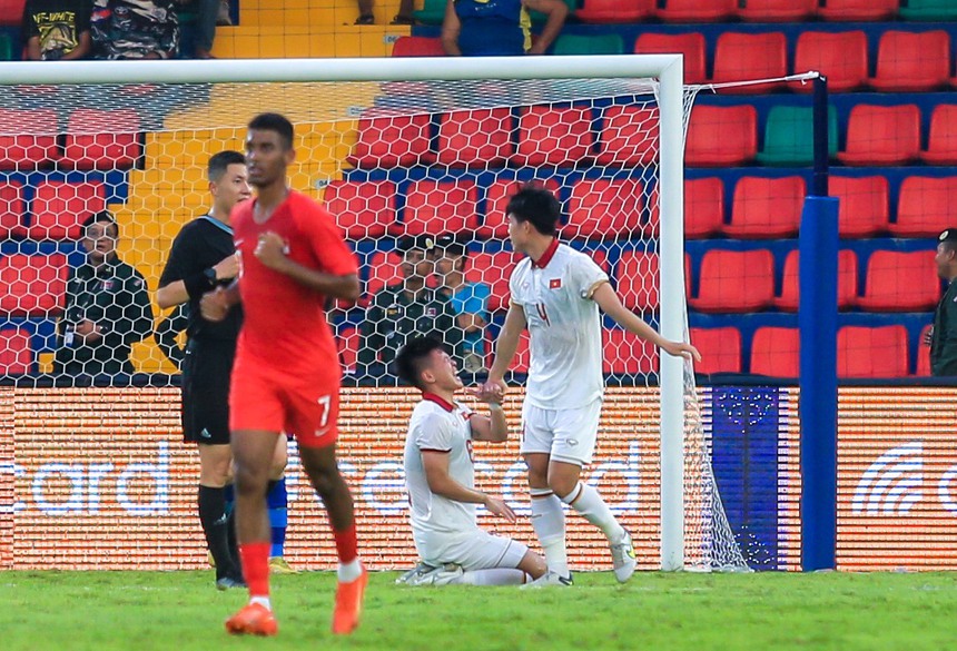 Tuyển thủ U22 Việt Nam bị HLV trưởng 'chỉnh' ngay sau bàn phản lưới nhà - Ảnh 2.