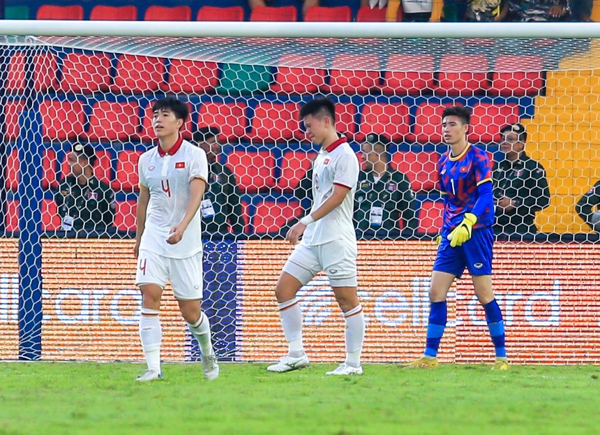 Tuyển thủ U22 Việt Nam bị HLV trưởng 'chỉnh' ngay sau bàn phản lưới nhà - Ảnh 3.