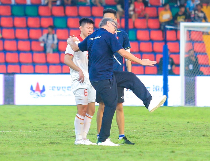 Tuyển thủ U22 Việt Nam bị HLV trưởng 'chỉnh' ngay sau bàn phản lưới nhà - Ảnh 4.