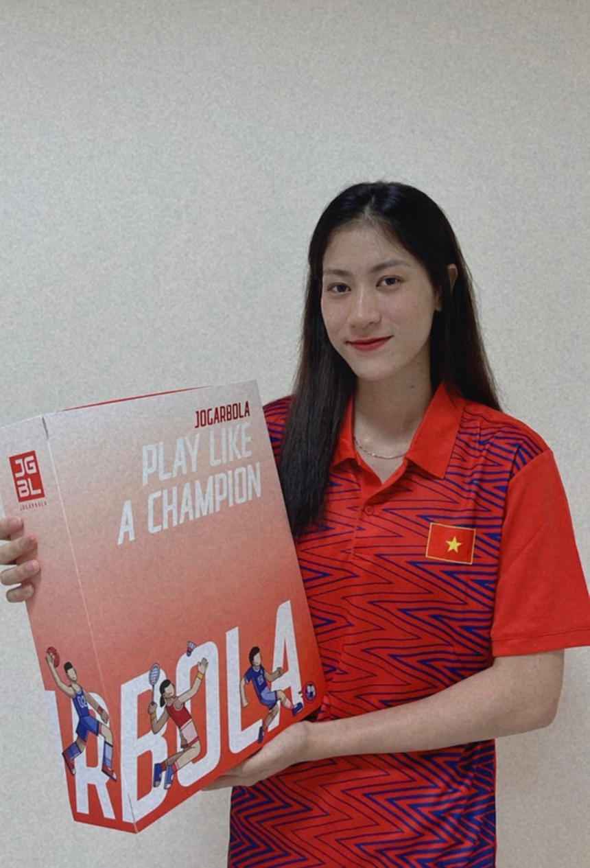 Hot girl bóng chuyền Kiều Trinh xinh đẹp trong tà áo dài, người hâm mộ cứ tưởng đang thi hoa hậu - Ảnh 4. Hot girl bóng chuyền Kiều Trinh xinh đẹp trong tà áo dài, người hâm mộ cứ tưởng đang thi hoa hậu - Ảnh 4.