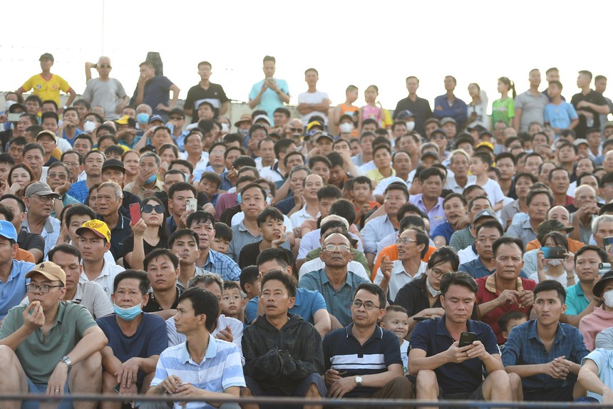 Sự việc - Ý kiến: Bóng đá chuyên nghiệp và bóng đá phong trào - Ảnh 1.