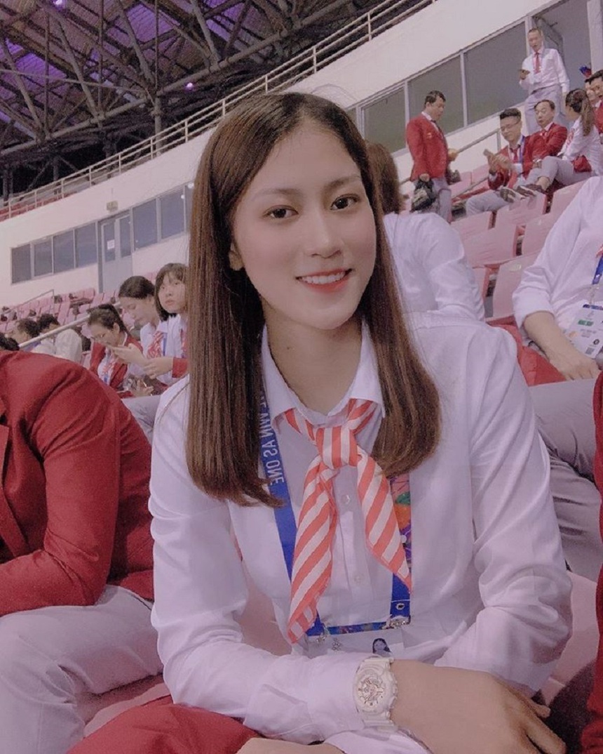 Hot girl bóng chuyền Kiều Trinh xinh đẹp trong tà áo dài, người hâm mộ cứ tưởng đang thi hoa hậu - Ảnh 8. Hot girl bóng chuyền Kiều Trinh xinh đẹp trong tà áo dài, người hâm mộ cứ tưởng đang thi hoa hậu - Ảnh 8.