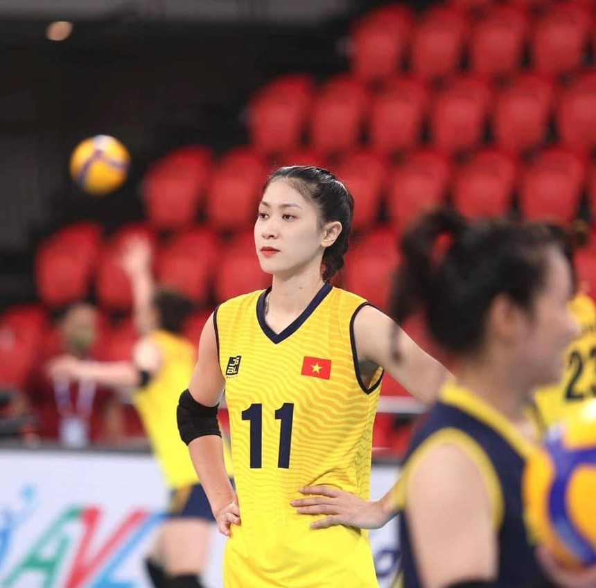 Hot girl bóng chuyền Kiều Trinh xinh đẹp trong tà áo dài, người hâm mộ cứ tưởng đang thi hoa hậu - Ảnh 5. Hot girl bóng chuyền Kiều Trinh xinh đẹp trong tà áo dài, người hâm mộ cứ tưởng đang thi hoa hậu - Ảnh 5.