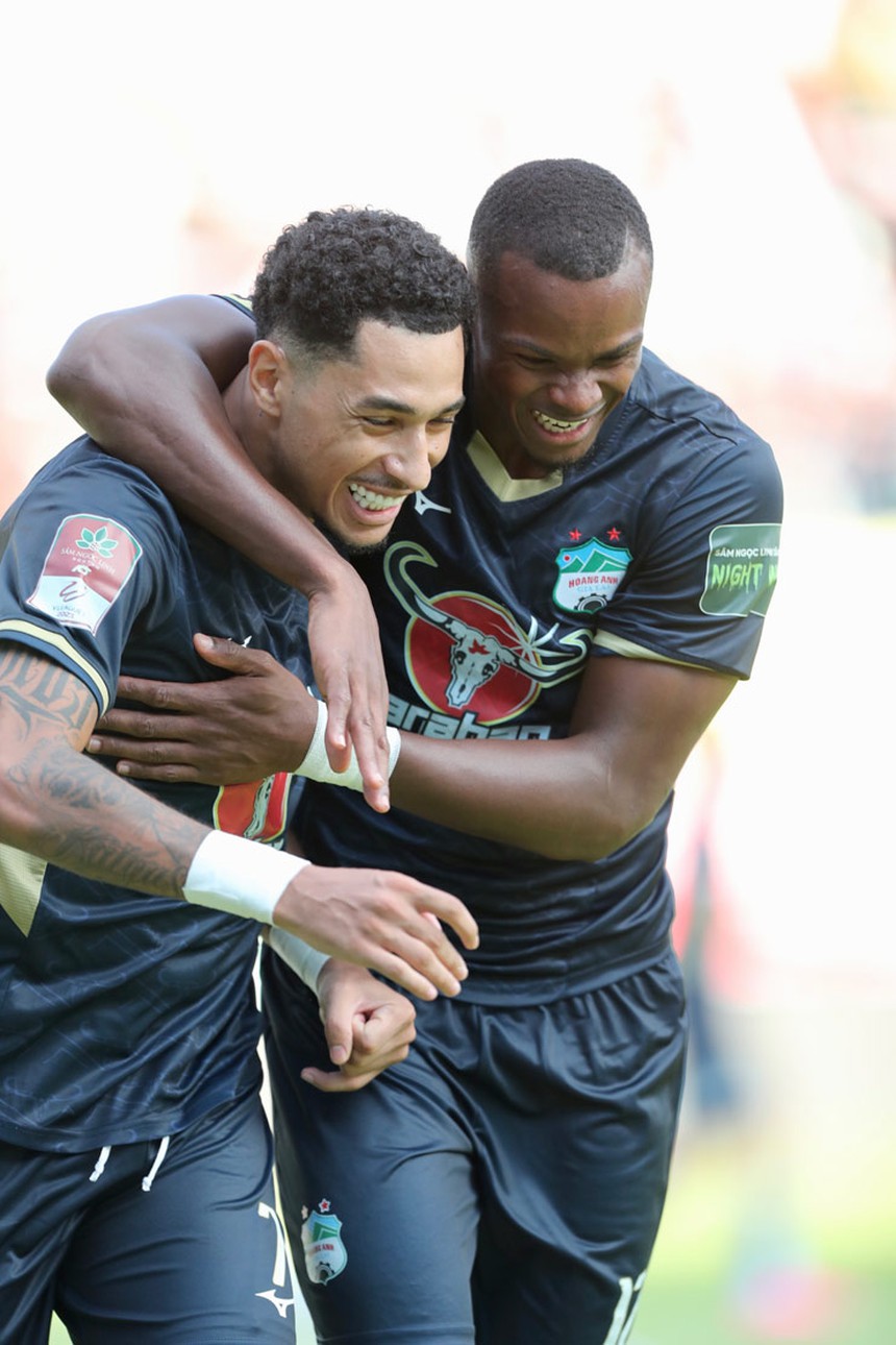 Hàng thủ mắc sai lầm ngớ ngẩn, Hà Nội sảy chân đầy nuối tiếc trước HAGL, nối dài chuỗi trận thất vọng - Ảnh 2.
