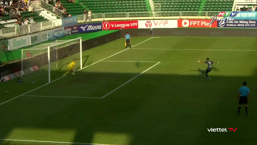 Hàng thủ mắc sai lầm ngớ ngẩn, Hà Nội sảy chân đầy nuối tiếc trước HAGL, nối dài chuỗi trận thất vọng - Ảnh 1.