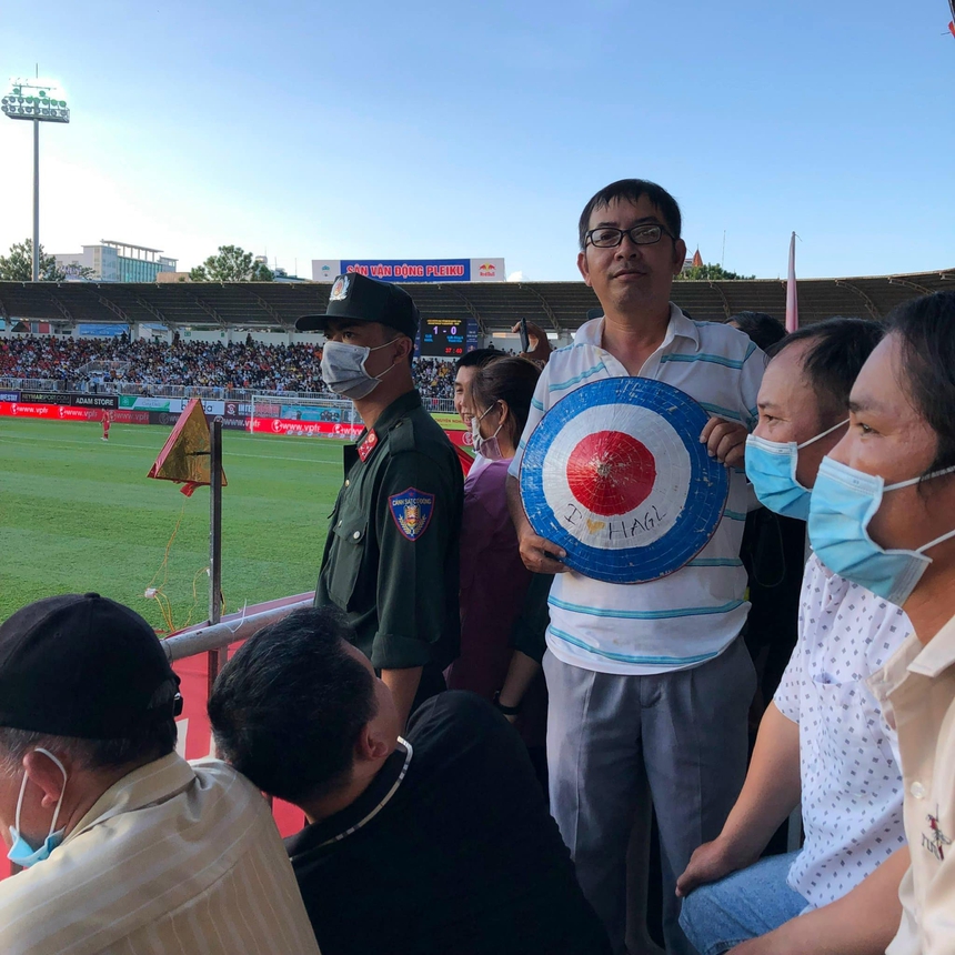 CĐV HAGL đi xe máy hơn 500km để tới cổ vũ trận đấu trước Hà Nội FC - Ảnh 4.