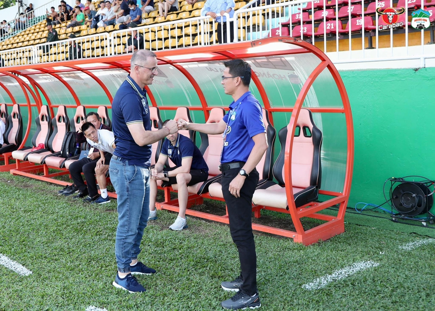 Từ Gong Oh Kyun đến Kiatisuk, HLV ngoại thất thế ở V-League - Ảnh 2.