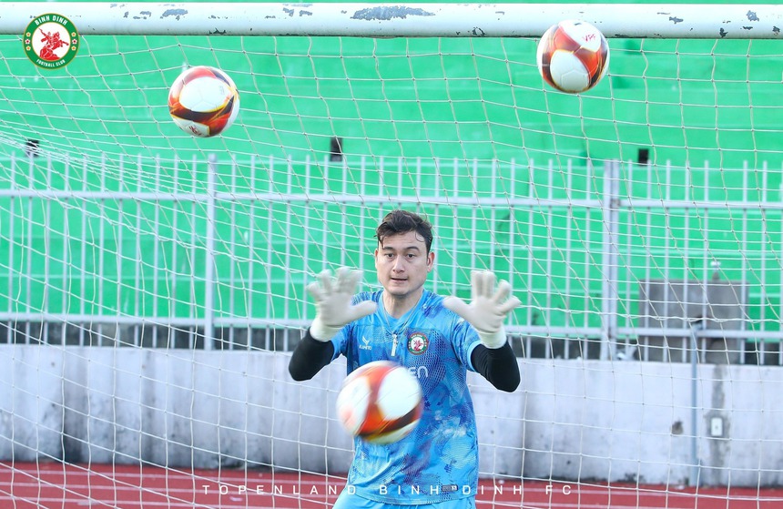 "Nửa đội hình" tuyển Việt Nam bớt đau đầu với HLV Troussier - Ảnh 2. "Nửa đội hình" tuyển Việt Nam bớt đau đầu với HLV Troussier - Ảnh 2.