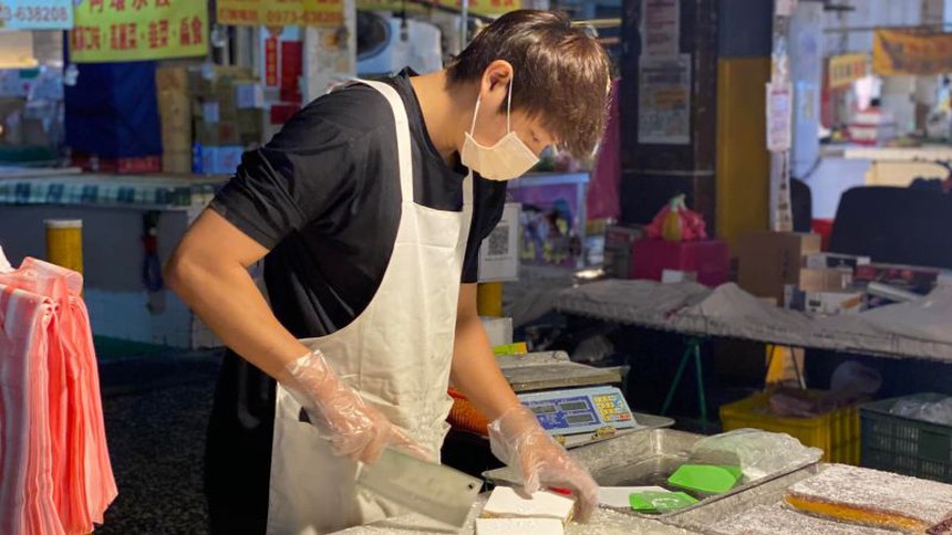 Nam thần bán bánh bỗng nhiên nổi tiếng khắp MXH vì quá đẹp trai, ngó qua cuộc sống hiện tại lại khiến ai cũng thương cảm - Ảnh 4.