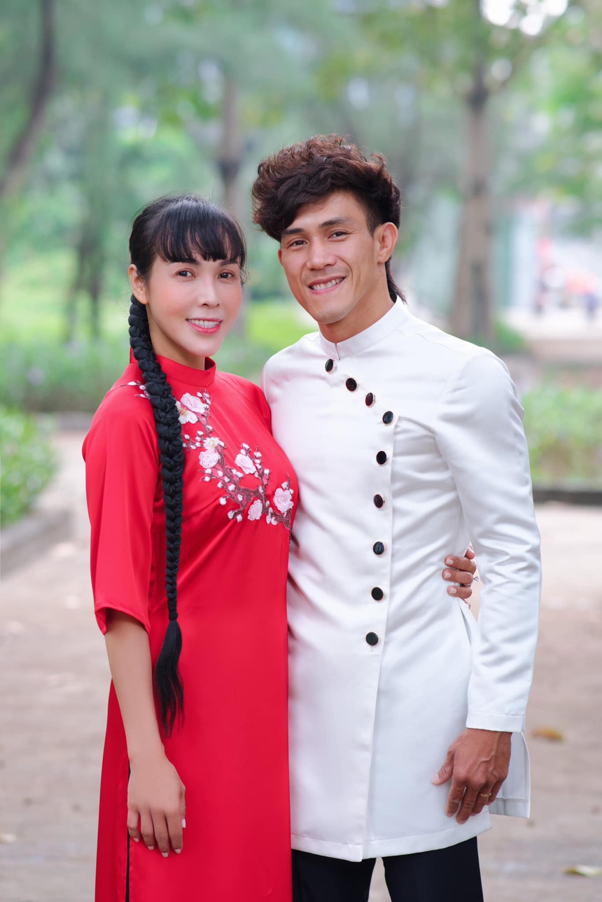 Vợ Nguyễn Trần Duy Nhất khóc nghẹn ngào sau trận thắng không tưởng của chồng, tặng quà 'cực độc' hơn nửa tỷ trong ngày trọng đại - Ảnh 3.