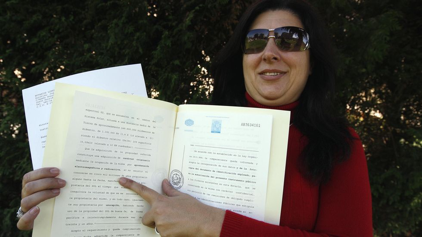 "Thánh sale"của mọi thời đại: Người phụ nữ đăng ký quyền sở hữu Mặt trời rồi tuyên bố thu thuế nhân loại, chia hẳn đất để bán - Ảnh 1. "Thánh sale"của mọi thời đại: Người phụ nữ đăng ký quyền sở hữu Mặt trời rồi tuyên bố thu thuế nhân loại, chia hẳn đất để bán - Ảnh 1.