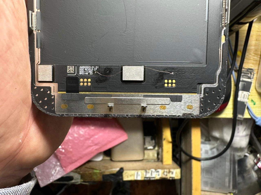 [Video] Xem kỹ thuật viên Việt Nam trổ tài sửa màn hình iPhone 13 Pro Max: Mất chưa đến 1 phút - Ảnh 2.