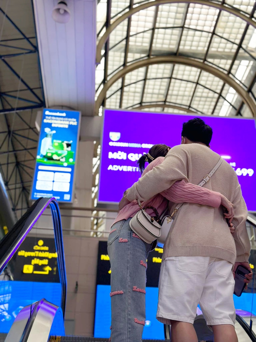 Giữa bão thị phi, Trấn Thành lần đầu lộ diện bên Hari Won nhưng gây chú ý vì điều này  - Ảnh 2.