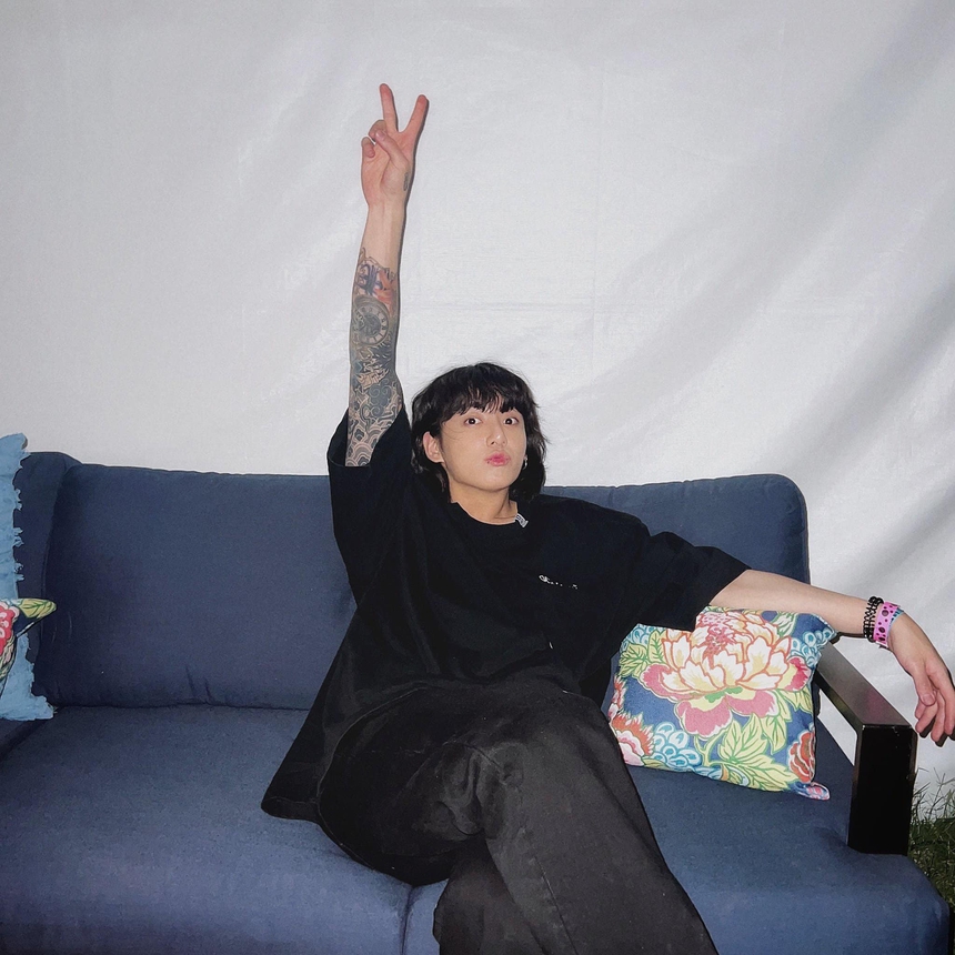 Jungkook (BTS) bất lực khi fan cuồng liên tục gửi đồ ăn đến tận nhà: "Các bạn có gửi thì mình cũng không ăn đâu"  - Ảnh 2.