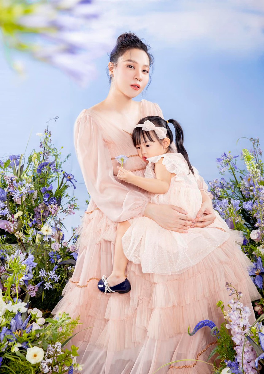 Mẹ bầu Đàm Thu Trang khoe sắc rạng rỡ bên con gái, Cường Đô La vào nịnh nhanh như chớp ai dè bị 'vạch mặt' - Ảnh 3.