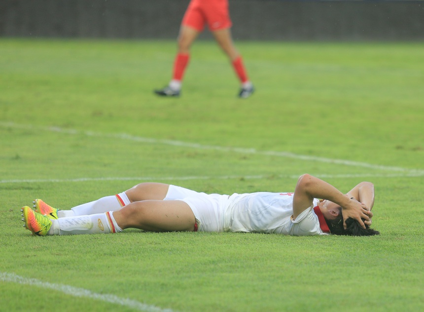 Tiền đạo điển trai 2k3 bỏ lỡ khó tin, thất thần khi cách gôn vài bước chân vẫn không thể ghi bàn - Ảnh 7.