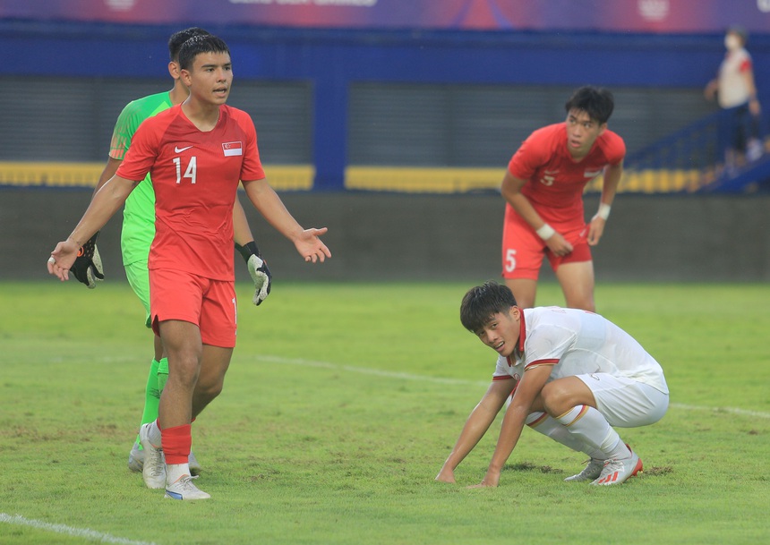 Tiền đạo điển trai 2k3 bỏ lỡ khó tin, thất thần khi cách gôn vài bước chân vẫn không thể ghi bàn - Ảnh 6.