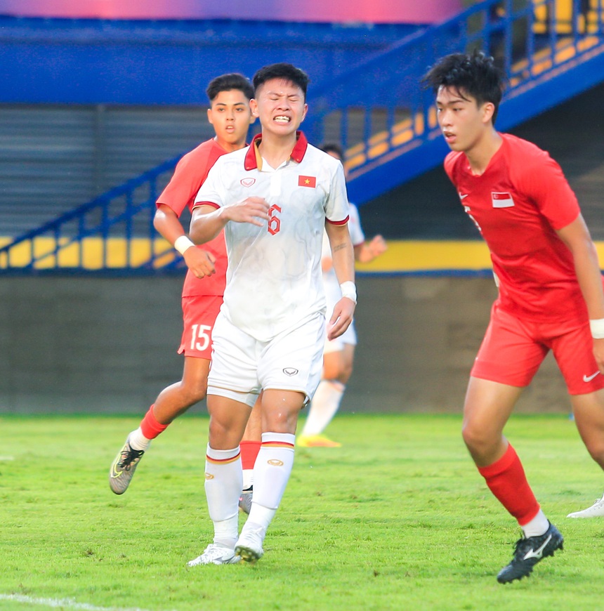 Tiền đạo điển trai 2k3 bỏ lỡ khó tin, thất thần khi cách gôn vài bước chân vẫn không thể ghi bàn - Ảnh 9.