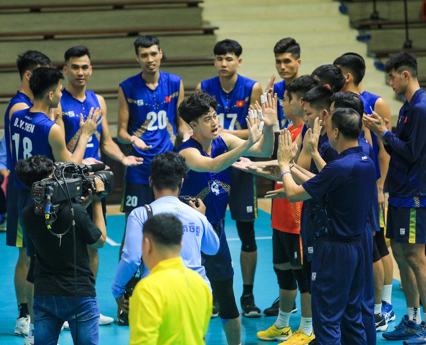 Hotboy 1m90 của bóng chuyền Việt Nam để lộ ngón tay băng kín, có hành động đẹp với đối thủ tại SEA Games 32 - Ảnh 1.