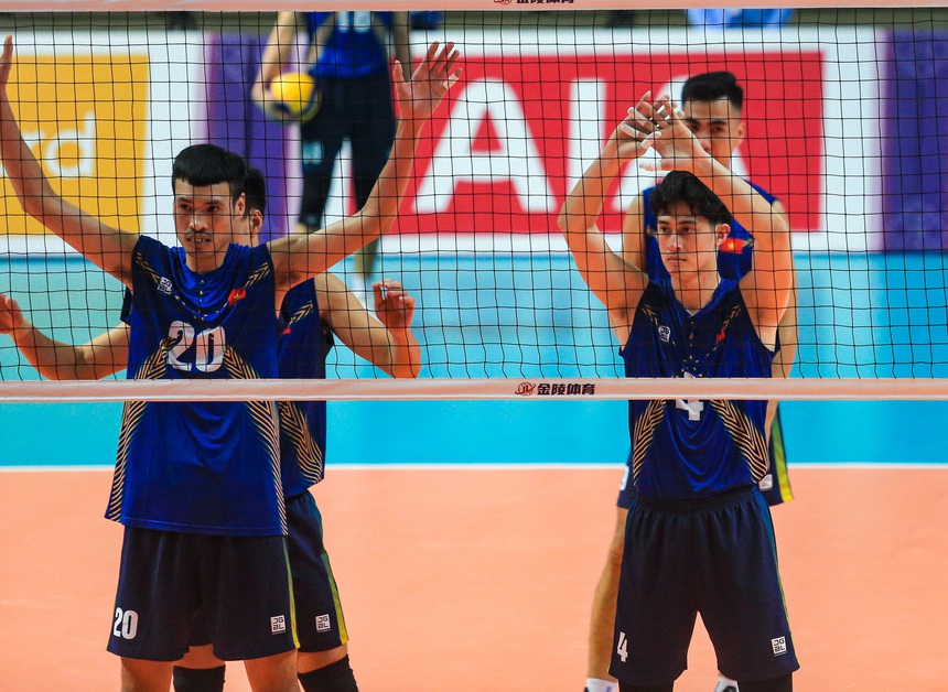 Hotboy 1m90 của bóng chuyền Việt Nam để lộ ngón tay băng kín, có hành động đẹp với đối thủ tại SEA Games 32 - Ảnh 7.