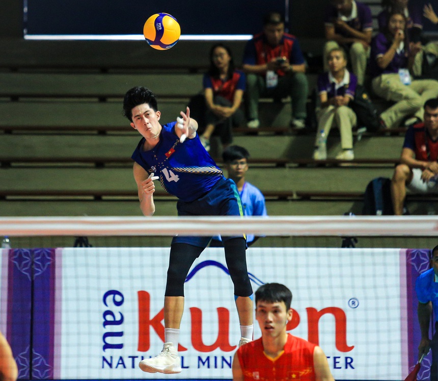 Hotboy 1m90 của bóng chuyền Việt Nam để lộ ngón tay băng kín, có hành động đẹp với đối thủ tại SEA Games 32 - Ảnh 6.