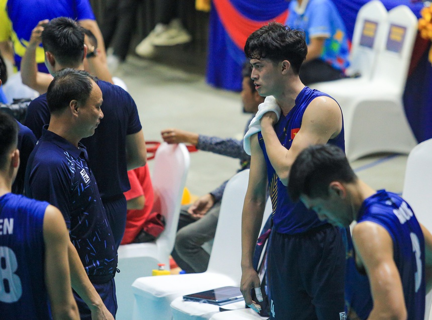 Hotboy 1m90 của bóng chuyền Việt Nam để lộ ngón tay băng kín, có hành động đẹp với đối thủ tại SEA Games 32 - Ảnh 11.