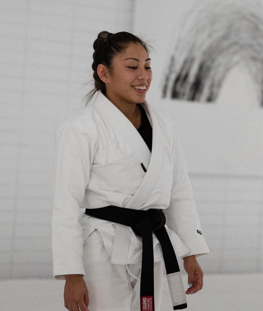 Nữ thần Jiu Jitsu sở hữu 3 vòng căng mọng sẽ cầm cờ cho đoàn thể thao Campuchia - Ảnh 3. Nữ thần Jiu Jitsu sở hữu 3 vòng căng mọng sẽ cầm cờ cho đoàn thể thao Campuchia - Ảnh 3.