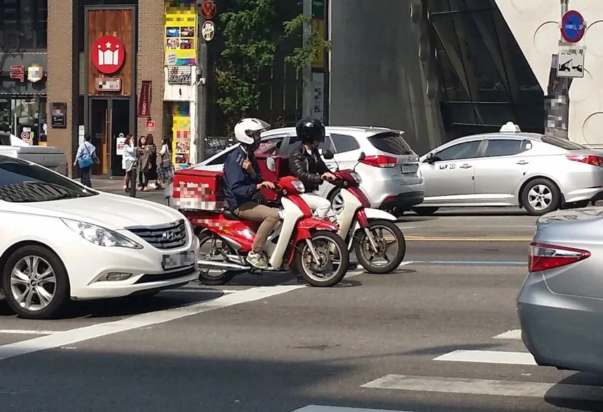 Jungkook (BTS) bất lực khi fan cuồng liên tục gửi đồ ăn đến tận nhà: "Các bạn có gửi thì mình cũng không ăn đâu"  - Ảnh 4.