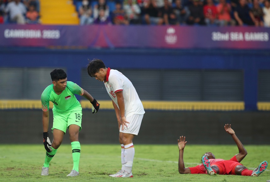 Tiền đạo điển trai 2k3 bỏ lỡ khó tin, thất thần khi cách gôn vài bước chân vẫn không thể ghi bàn - Ảnh 4.