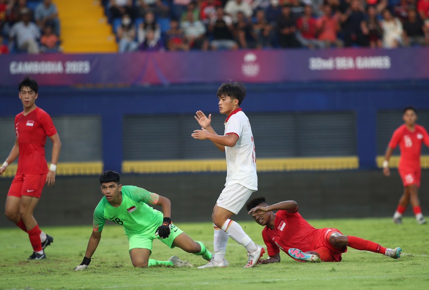 Tiền đạo điển trai 2k3 bỏ lỡ khó tin, thất thần khi cách gôn vài bước chân vẫn không thể ghi bàn - Ảnh 2.