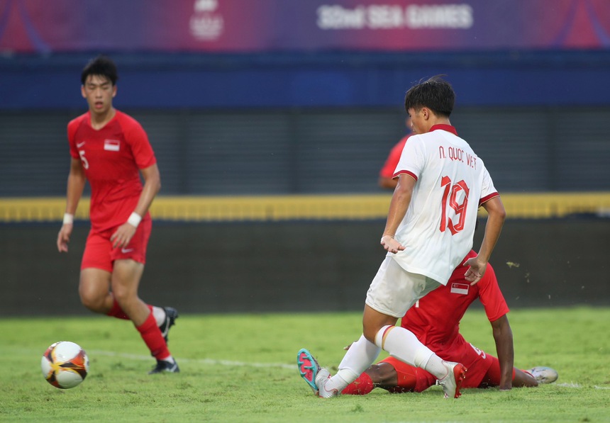 Tiền đạo điển trai 2k3 bỏ lỡ khó tin, thất thần khi cách gôn vài bước chân vẫn không thể ghi bàn - Ảnh 1.