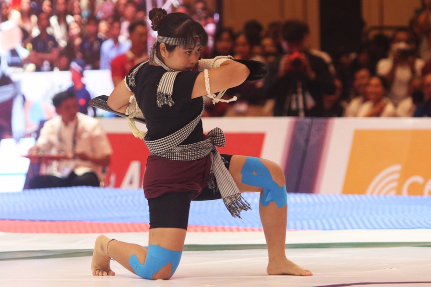 Hạ đối thủ Campuchia, võ sĩ Philippines nức nở: 'Tôi không nghĩ mình thắng được chủ nhà' - Ảnh 3.