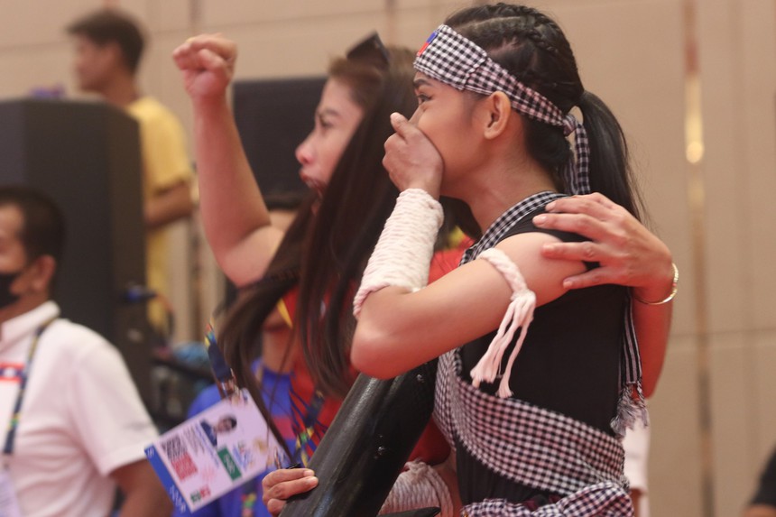 Hạ đối thủ Campuchia, võ sĩ Philippines nức nở: 'Tôi không nghĩ mình thắng được chủ nhà' - Ảnh 1.