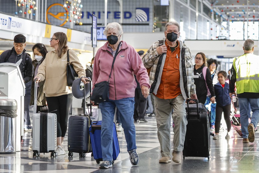 Mỹ bỏ yêu cầu chứng nhận tiêm vaccine Covid-19 khi nhập cảnh từ 12/5 - Ảnh 1.