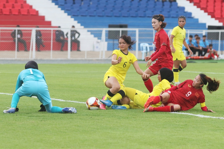 Cầu thủ Malaysia khốn khổ vì tuyển Việt Nam, đổ gục xuống sân sau 90 phút 'hành xác' - Ảnh 4.