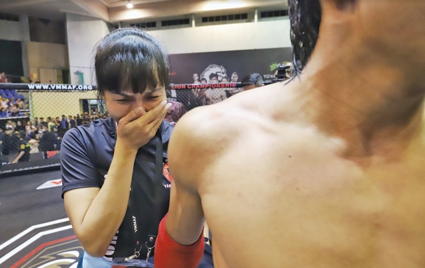 Vợ Nguyễn Trần Duy Nhất khóc nghẹn ngào sau trận thắng không tưởng của chồng, tặng quà 'cực độc' hơn nửa tỷ trong ngày trọng đại - Ảnh 5.