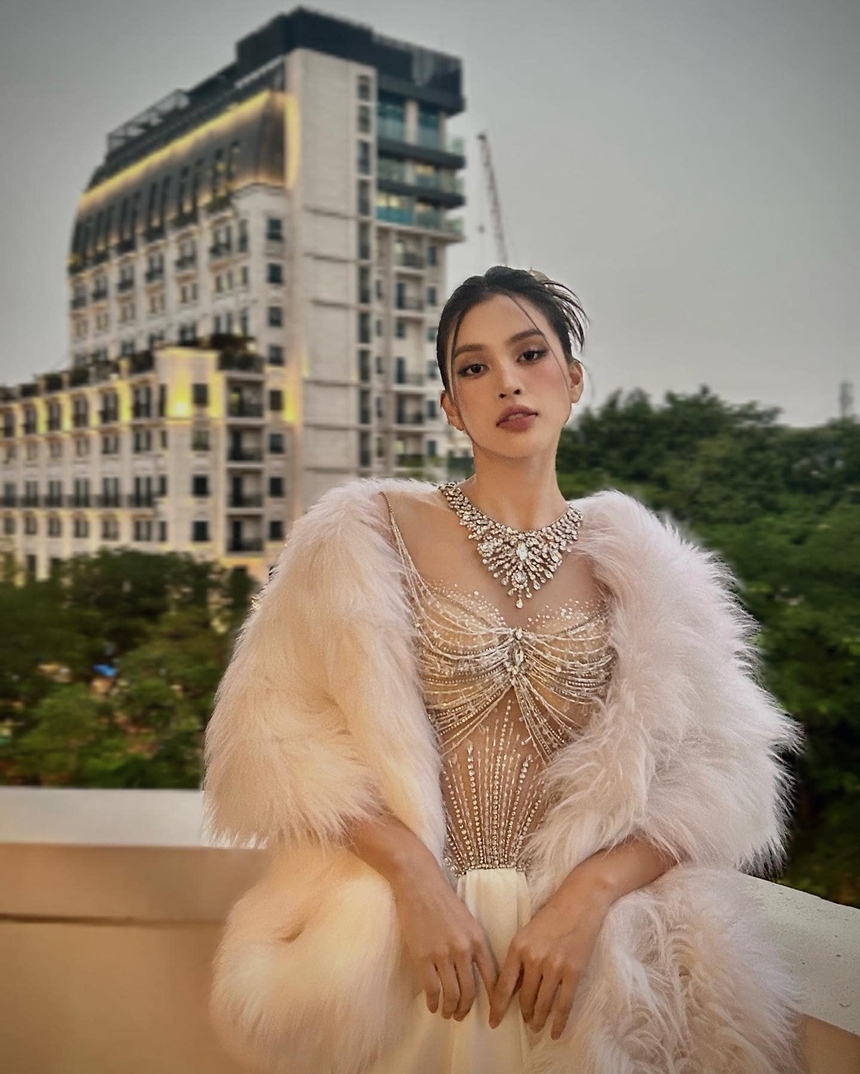 Nhan sắc và cuộc sống Tiểu Vy thăng hạng sau 5 năm, nhiều lần dính tin hẹn hò mỹ nam, đại gia  - Ảnh 3.