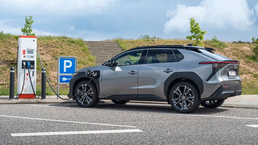 Xe điện bị chỉ trích vì tầm vận hành giảm sâu khi trời lạnh, Toyota phải gấp rút nâng cấp - Ảnh 4.