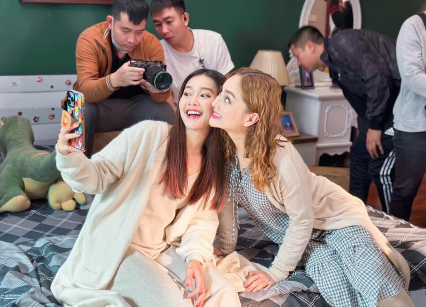 'Gia đình mình vui bất thình lình': Lộ đoạn kết đẹp của Trâm Anh (Khả Ngân)? - Ảnh 4. 'Gia đình mình vui bất thình lình': Lộ đoạn kết đẹp của Trâm Anh (Khả Ngân)? - Ảnh 4.